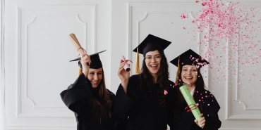 Cagatay Ulusoy Kuzeninin Kiz Isteme Toreninde Dikkat Cekti featured